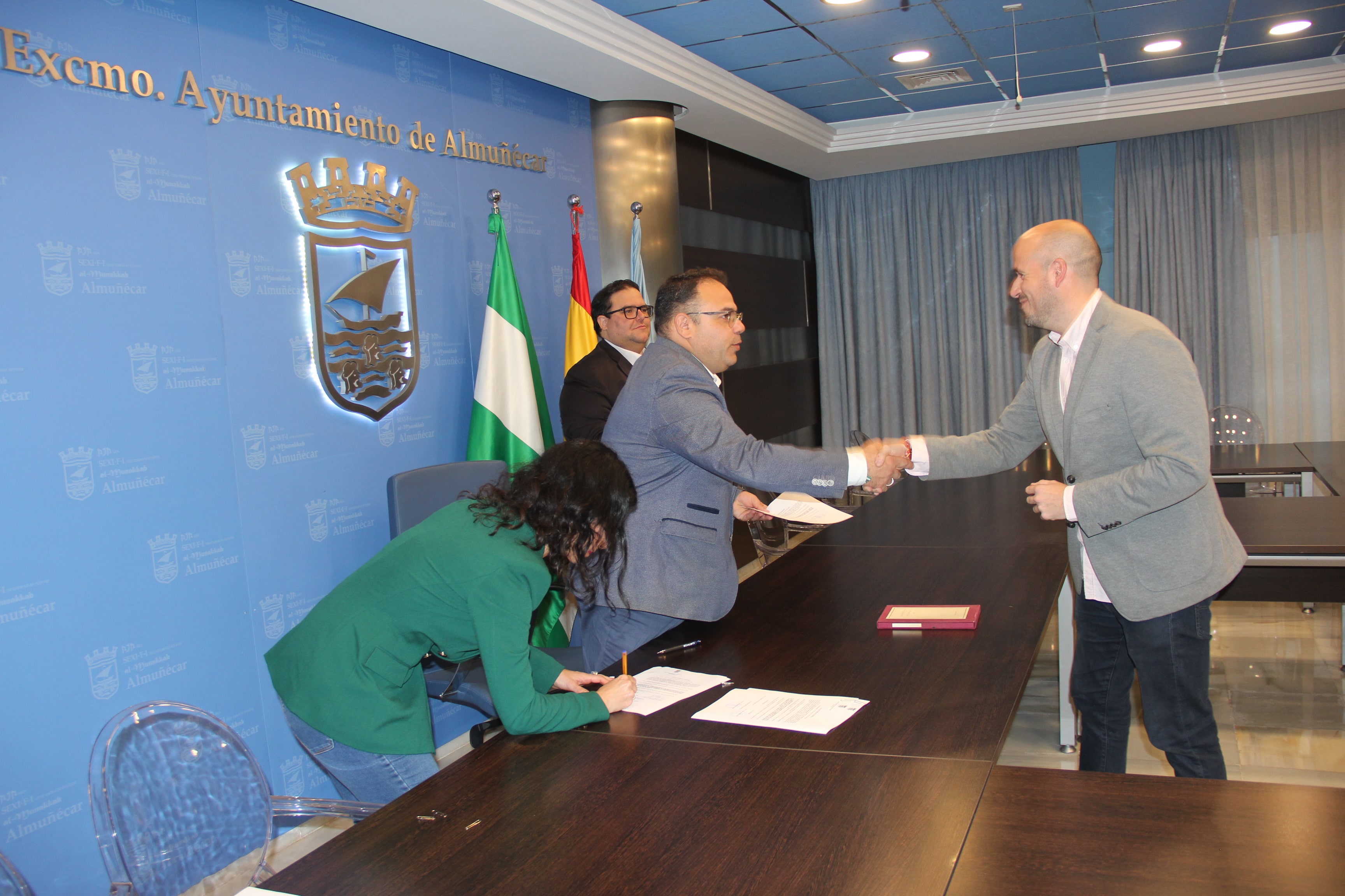 El Ayuntamiento de Almuñécar presenta a los 8 nuevos funcionarios que reforzarán la plantilla municipal.